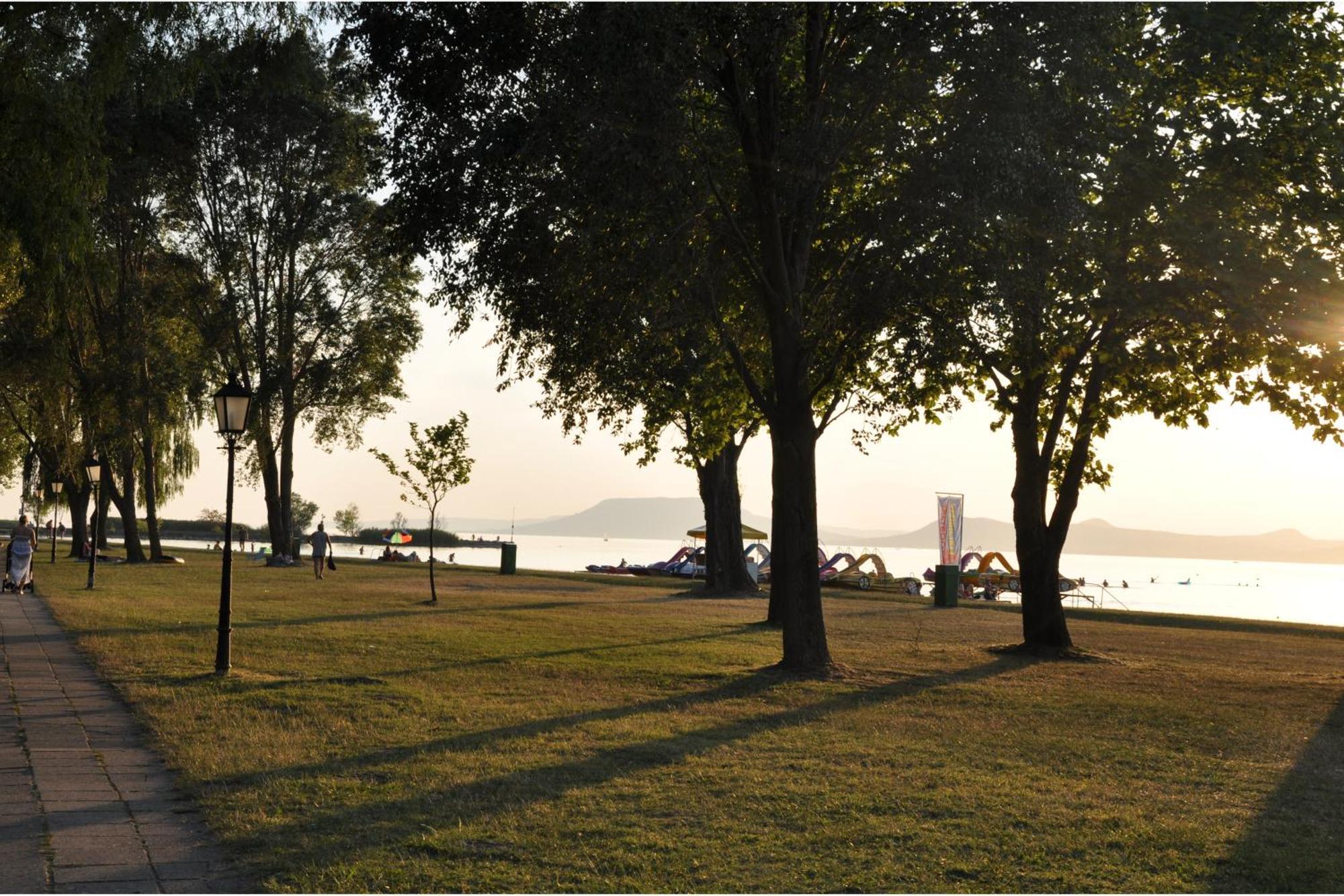 Hotel Melis Balatonlelle Exteriör bild